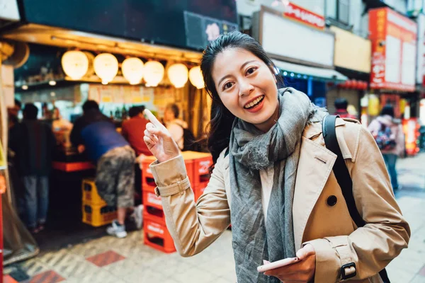 Молодая Туристка Радостно Указывает Пальцем Стоящий Быстрый Ресторан Японском Синсекай — стоковое фото