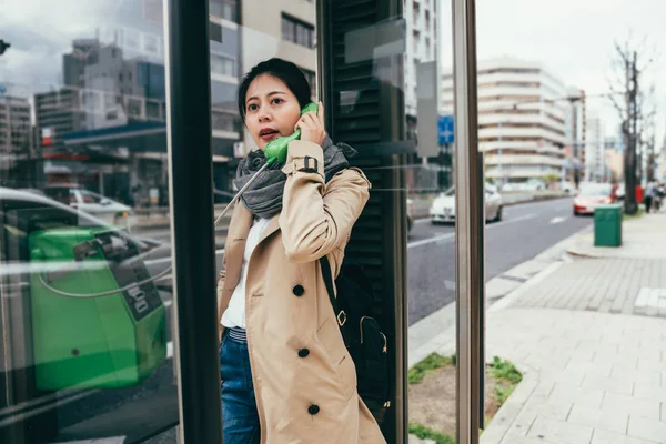 Porträt Eines Schönen Asiatischen Mädchens Mantel Das Draußen Öffentlichen Zahltelefon — Stockfoto