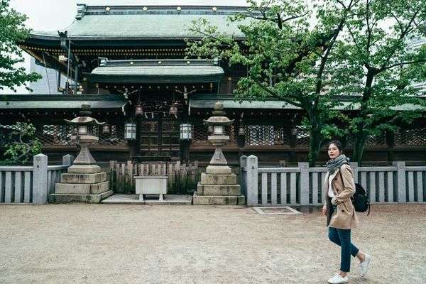 Joven Chica Relajante Caminando Templo Tenmangu Osaka Japón Asiático Dama —  Fotos de Stock