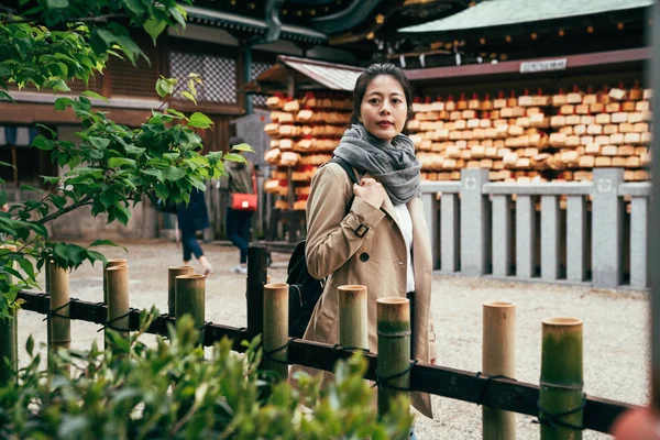 Elegante Dame Zoek Naar Rustige Groene Tuin Tenmangu Osaka Japan — Stockfoto