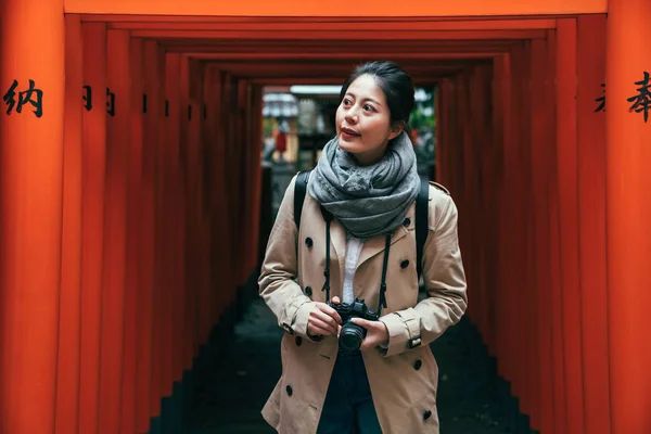 Female Tourist Holding Camera Visiting Japanese Temple Walking Red Torii — Stock Photo, Image