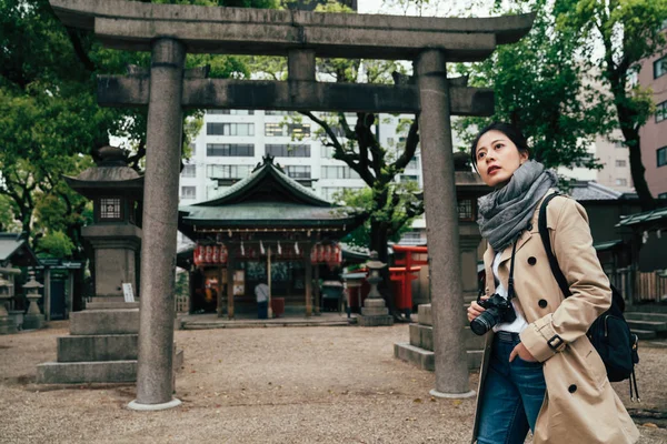 Jong Meisje Toeristische Bezoeken Van Japanse Shinto Lentevakantie Stenen Torii — Stockfoto