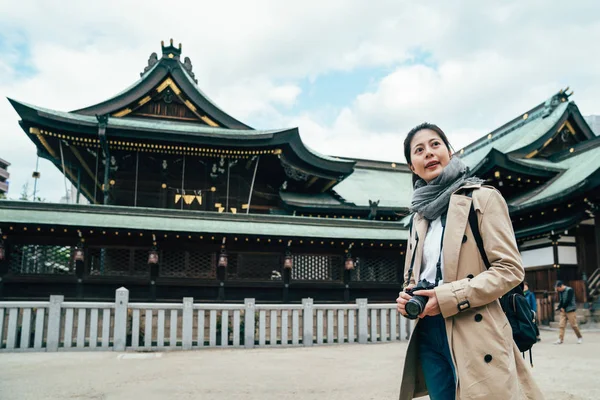 Ασιατικές Ταξιδιώτης Περπατώντας Στα Ιαπωνικά Ιστορικό Ναού Κρατώντας Κάμερα Κοιτάζοντας — Φωτογραφία Αρχείου