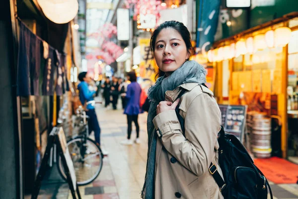 Japón Osaka Ciudad Estilo Vida Urbano Turista Mujer Caminando Mochilera — Foto de Stock