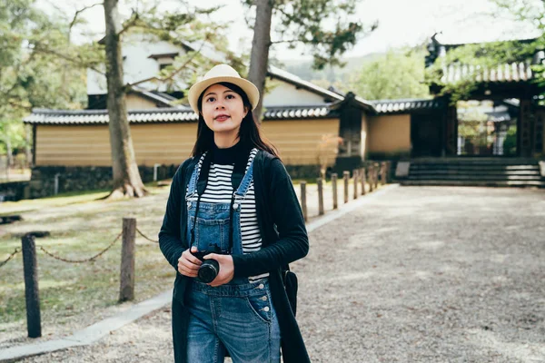 Γυναίκα Επισκεπτών Τελικού Επισκεφθείτε Ναό Περπάτημα Πέτρινο Δρόμο Στο Nara — Φωτογραφία Αρχείου