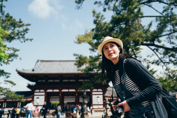 Joven Mujer Asiática Viajero Tomando Foto Todaiji Templo Nara Japón — Foto de Stock
