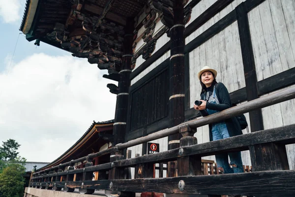 Mujer Turista Asiática Haciendo Fotos Antiguo Templo Japonés Elegante Fotógrafo — Foto de Stock