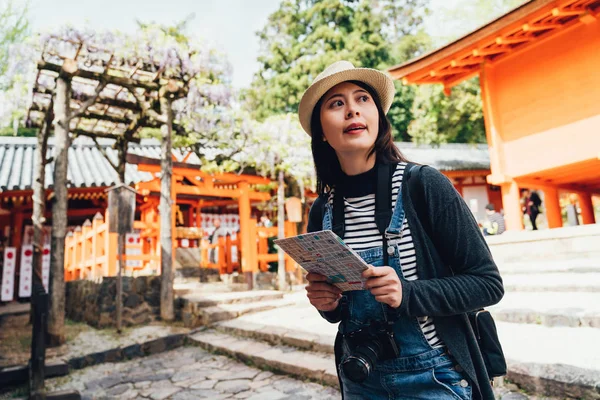 Азіатських Туристичних Жінка Сидить Kasuga Grand Shrine Навесні Жінка Backpacker — стокове фото