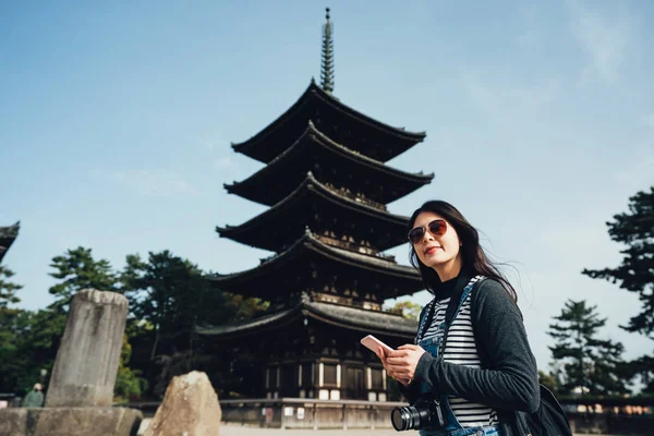 Girl Traveler Sunglasses Sightseeing Kofukuji Japanese Traditional Pagoda Summer Blue — Stock Photo, Image