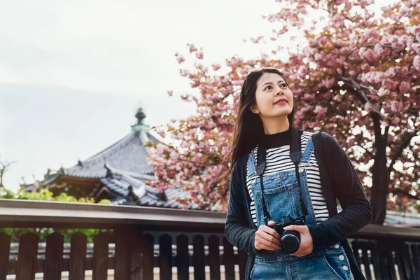 Jong Meisje Fotograaf Slr Camera Staande Buurt Van Kofukuji Holding — Stockfoto