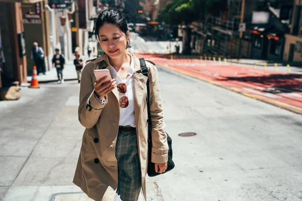 若い女性のアジア学生はサンフランシスコに留学します 晴れた日は仲良く談笑携帯電話使用して上を歩く美しい大学のスマート女の子 スマートフォンアプリ テキスト メッセージ メッセージ オンラインの中国女性 — ストック写真