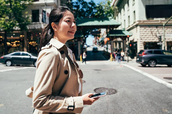 Γυναίκα Περπάτημα Στην Πόλη Του Σαν Φρανσίσκο Χρησιμοποιώντας Τηλέφωνο App — Φωτογραφία Αρχείου