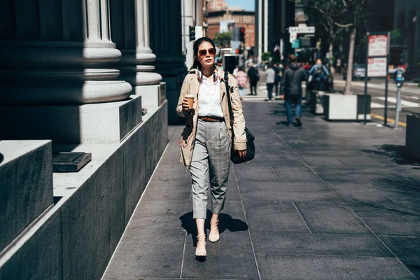 San Francisco Urban Woman Commuter Walking Drinking Coffee Morning Confident — Stock Photo, Image
