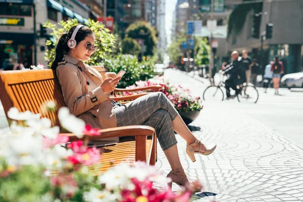 Beautiful Young Asian Woman Listening Music While Resting Sitting Bench — Stock Photo, Image