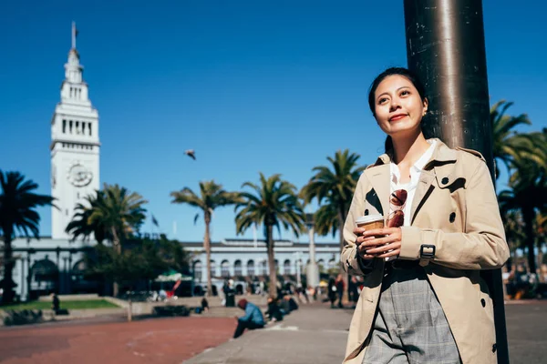 Jovem Asiático Viajante Feminino Segurando Xícara Café Desfrutar Relaxante Dia — Fotografia de Stock