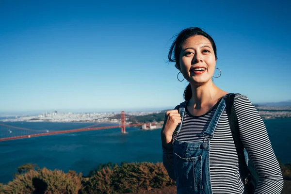 Mutlu Genç Asyalı Kadın Turist Tarafından Golden Gate Köprüsü San — Stok fotoğraf