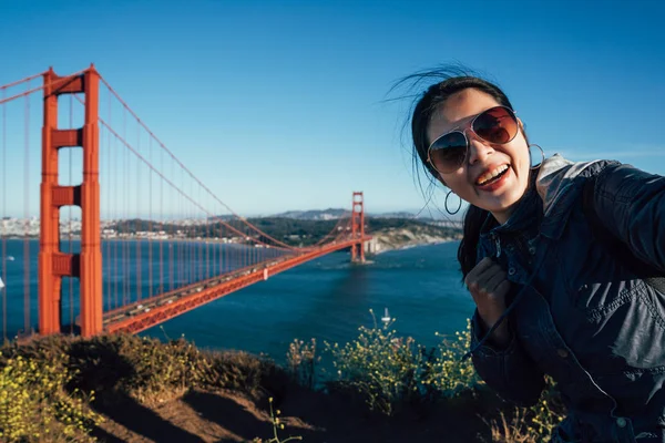 Happy Young Female Tourists Wearing Sunglasses Taking Selfie San Francisco — Stock Photo, Image