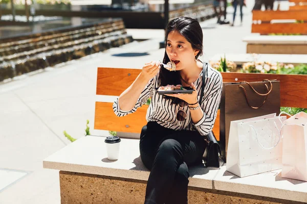 Porträt Einer Jungen Chinesin Beim Dessert Freien Bei Sonnenschein Sitzend — Stockfoto