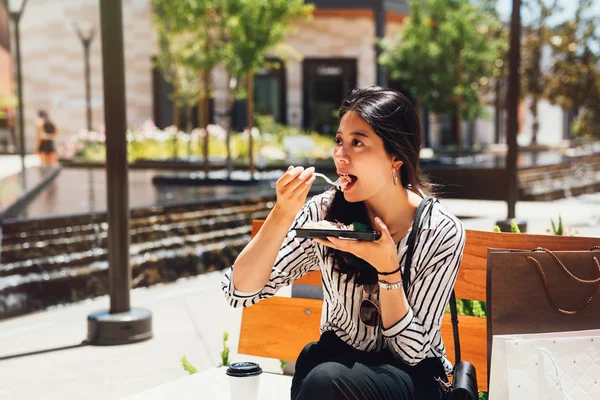 Asiatisk Dame Åpner Munnen Med Gaffel Spiser Lunsj Utendørs Benkestolen – stockfoto