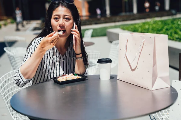 Young Asian Woman Talking Smart Phone Eating Salad Lunch Break — Stock Photo, Image