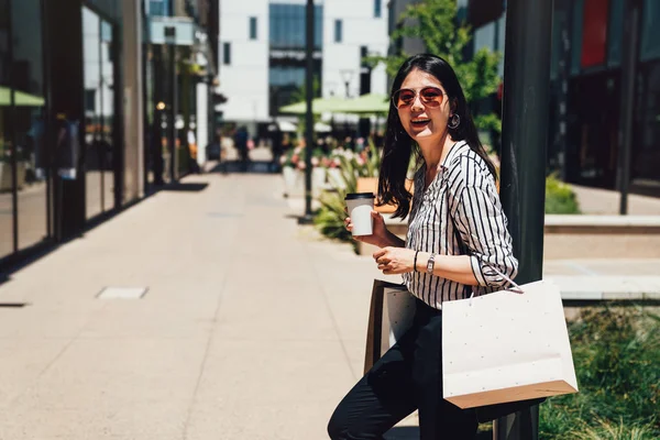 Modemädchen Mit Sonnenbrille Stehen Freien Und Entspannen Sich Sonnigen Tag — Stockfoto