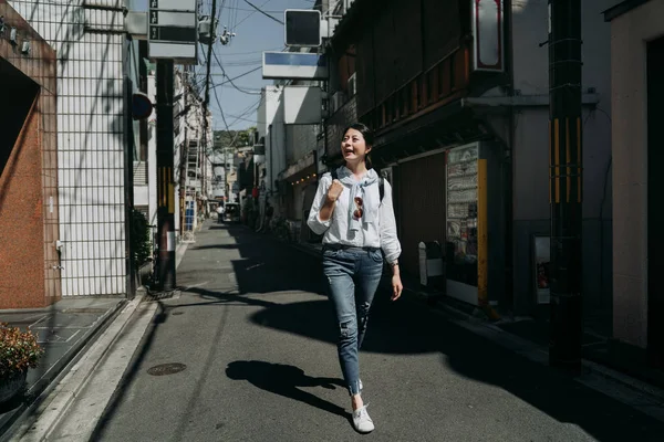 Полная Длина Юной Девушки Бэкпэккер Визирование Городе Киото Городской Фанане — стоковое фото