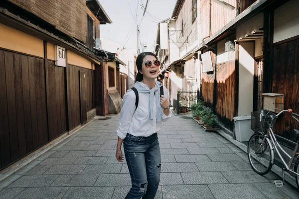 Happy Female Backpacker Sunglasses Visiting Famous History Old Town Kyoto — Stock Photo, Image