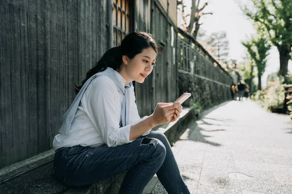Beautiful Lady Traveler Relaxing Resting Sitting Road Side Using Cellphone — Stock Photo, Image