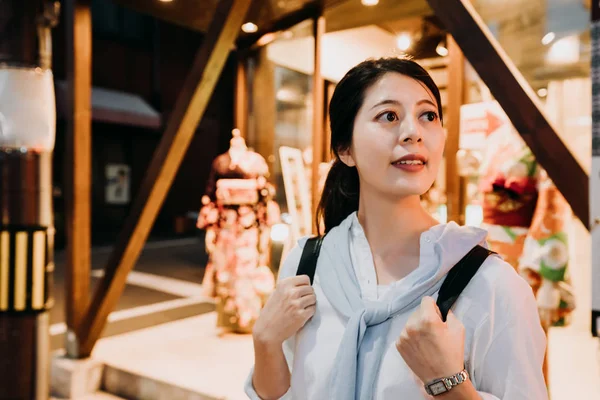 Asian Woman Backpacker Standing Dark Street Front Kimono Shop Hanamikoji — Stock Photo, Image