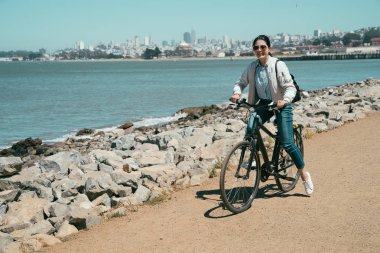 Yol bisiklet bisikletçi kadın Bisiklete binme. Bisikleti spor fitness atlet Bisiklet gezi sausalito san francisco Kaliforniya ABD sürme. Yaz aylarında Amerika'da etkin sağlıklı spor yaşam tarzı seyahat.