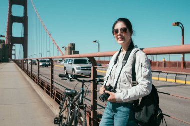 golden gate köprüsü güzel doğa görünümü yüksek noktasından şehir şehir san Francisco'ya gezi kamera tutarak yolda yanında yolu bisikletle ayakta rahatlatıcı seyahat backpacker fotoğrafçı