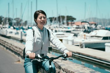 Zarif Asya Bayan binicilik bisiklet birçok Yatlar sausalito ca. Enjoy yaz günü marin County'de Bisiklete binme demirleme ile bağlantı noktasında açık moda portre. Gülümseyen güneşli günde rahat yaşam tarzı kız.