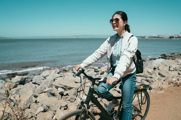 Genç kız backpacker Marin county san francisco Kaliforniya ABD seyahat. zarif spor Bayan gezi turuna manzarası Sahili boyunca körfezde Bisiklete binme. güzel kadın binicilik bisiklet neşeyle yaz.