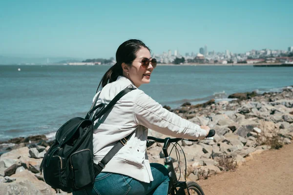 Alegre Viajero Dama Montar Bicicleta Largo Costa Arena Día Soleado — Foto de Stock