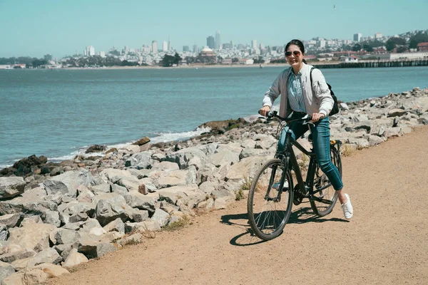 Yol bisiklet bisikletçi kadın Bisiklete binme. Bisikleti spor fitness atlet Bisiklet gezi sausalito san francisco Kaliforniya ABD sürme. Yaz aylarında Amerika'da etkin sağlıklı spor yaşam tarzı seyahat.