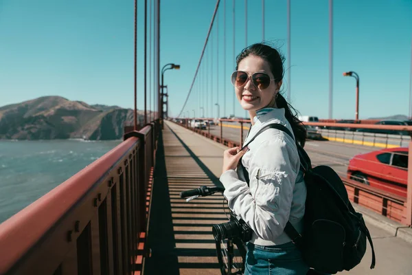 Despreocupado Asiático Chica Lente Hombre Girando Cabeza Cara Cámara Dando — Foto de Stock