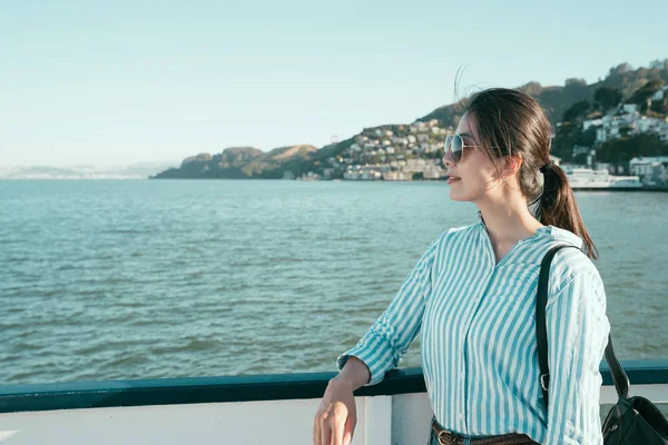 Girl Backpacker Sunglasses Smiling Enjoy Sightseeing Beautiful Ocean Boat Luxury — Stock Photo, Image