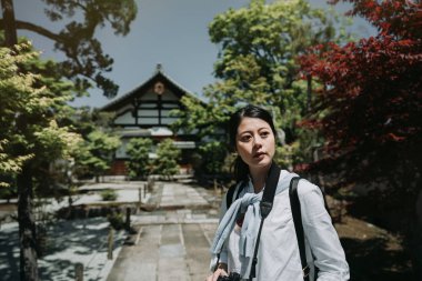 Asyalı kız backpacker gezi ziyaret Tenryu Ji Arashiyama Tapınağı kyoto Japonya'da. Genç Asyalı kadın seyahat etmek taş yolu yol ağacın ilkbahar sonbahar çevreleyen yürüme. Japon tarzı Tapınak