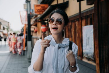 Kız backpacker kendini gezi seyahat Hanamikoji street ziyaret kyoto Japonya'da destekli. kadın turizm işletmelerinde yön bulma. geleneksel çiçek kimono giymiş güzel Japon bayanlar arka plan