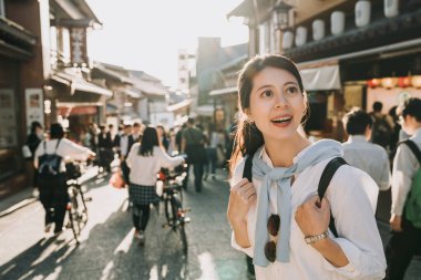 Kız turistik gezi Japon tarzı geleneksel eski şehirde etrafa meraklı bakıyor neşeyle çıkıldı. seyahat ve Hanamikoji dori Gion ilçe merkezinde sokak yürüyen öğrenciler