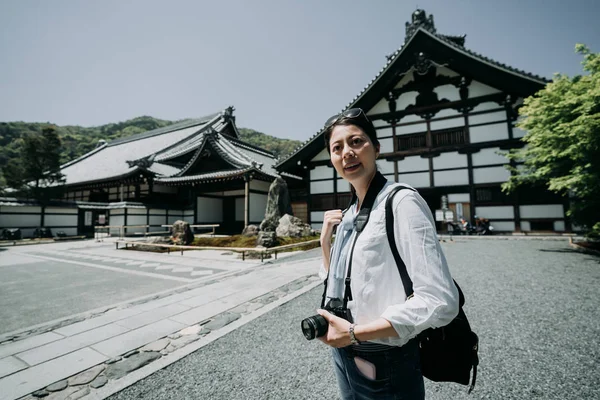 Girl Travel Photographer Holding Camera Smiling Standing Sunshine Front Ground — Stock Photo, Image