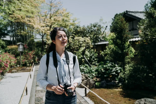 Woman Photographer Holding Camera Sightseeing Tenryu Smiling Enjoy Sunlight Face — Stock Photo, Image