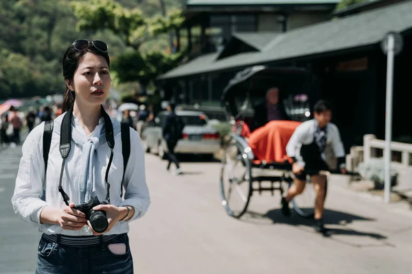 Όμορφη Κυρία Τουριστικές Περπατώντας Στην Ηλιόλουστη Μέρα Οδό Arashiyama Εκμετάλλευση — Φωτογραφία Αρχείου