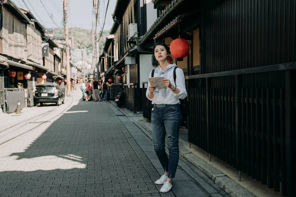 Full Length Young Girl Backpacker Visiting Hanamikoji Street Standing Road — Stock Photo, Image