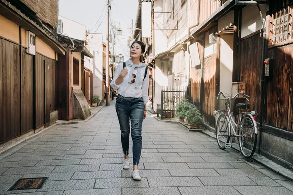 Девочка Полный Рост Путешествует Рюкзаком Гуляя Дороге Ишибе Японский Старый — стоковое фото