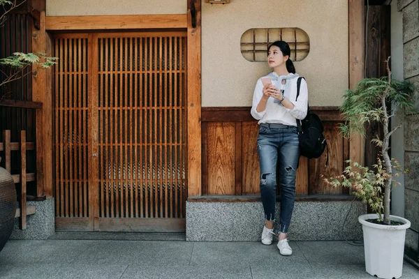 Полная Длина Молодой Элегантной Японской Леди Помощью Мобильного Телефона Смс — стоковое фото