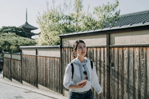 Jonge Vrouw Backpacker Holding Slimme Telefoon Zoeken Richting Naar Volgende — Stockfoto