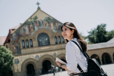 sırt çantası ve okul kitap sabah önce dua kiliseye yürüyüş taşıyan Asya Kolej kız Üniversitesi'nde sınıf gidin. exchange öğrenci programı kısa vadeli olarak stanford çalışmada akıllı kadın.