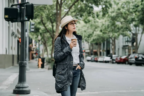 Mulher Asiática Bebendo Chá Enquanto Caminhava Livre Esperando Pelo Semáforo — Fotografia de Stock