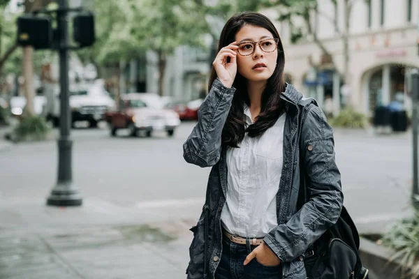 Elegante Dama Oficina Gafas Pie Calle Mirando Alrededor Ciudad Palo — Foto de Stock